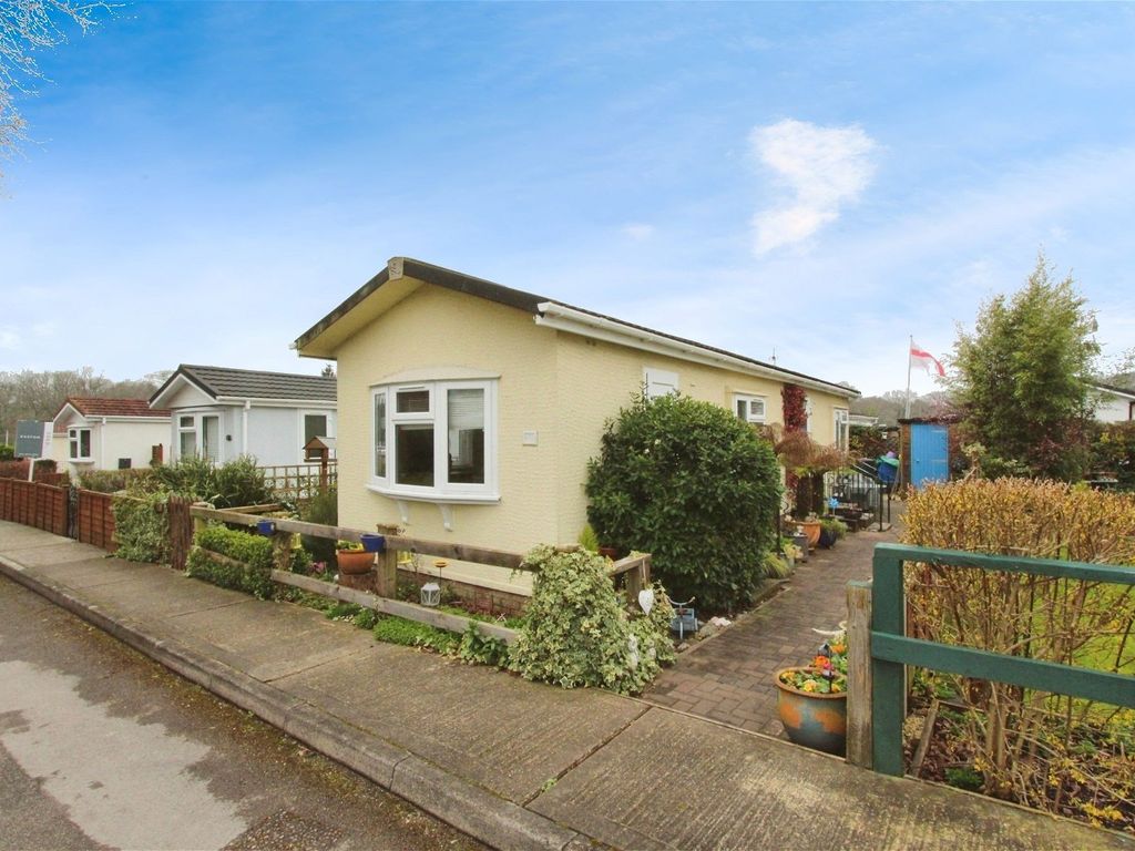 2 bed mobile/park home for sale in Church Farm Close, Dibden SO45, £