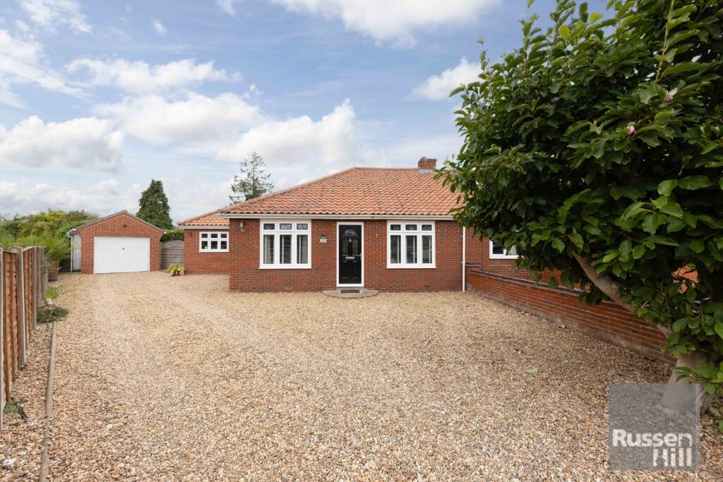 3 bed semidetached bungalow for sale in Links Close, Hellesdon