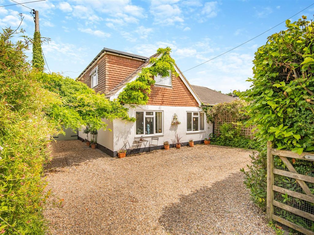 4 bed link detached house for sale in Common Road, Blue Bell Hill