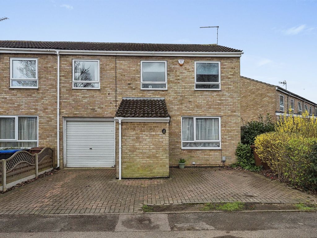 4 bed end terrace house for sale in Grove Meadow, Welwyn Garden City