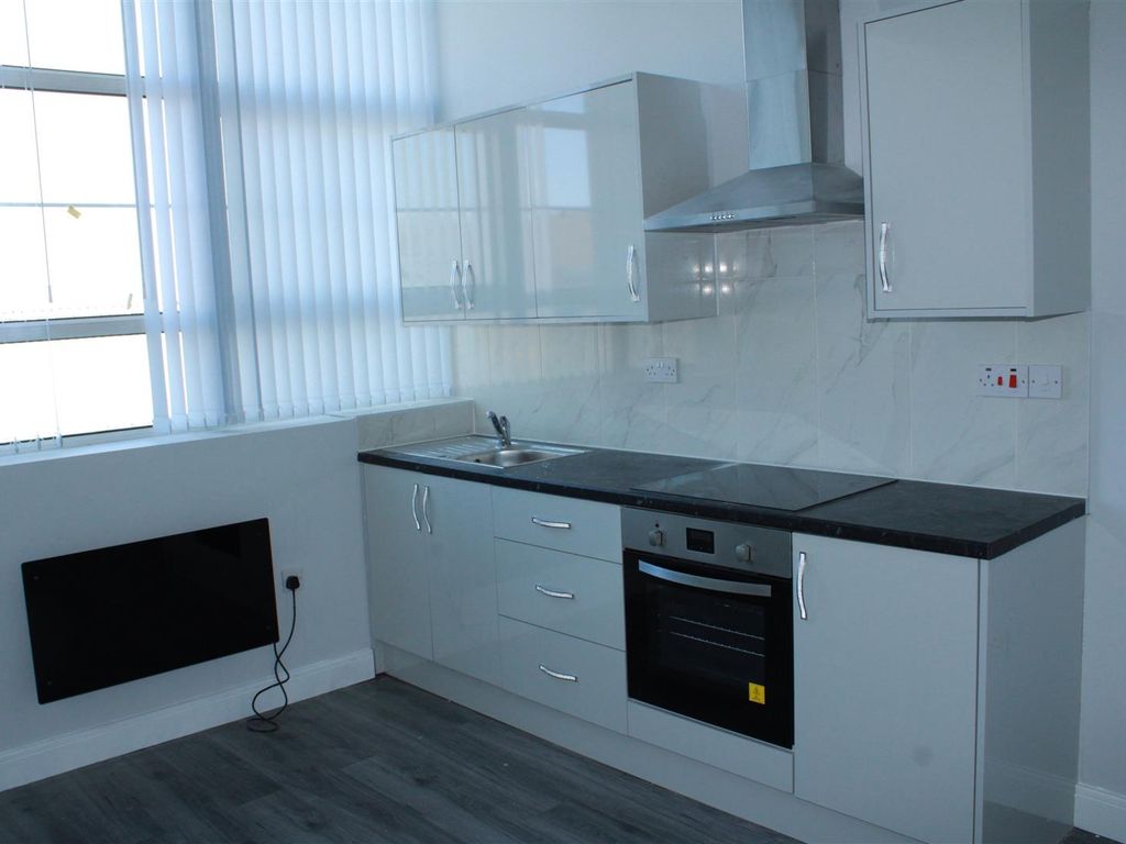 2 bed flat to rent in Mount Pleasant, Bilston WV14, £800 pcm Zoopla