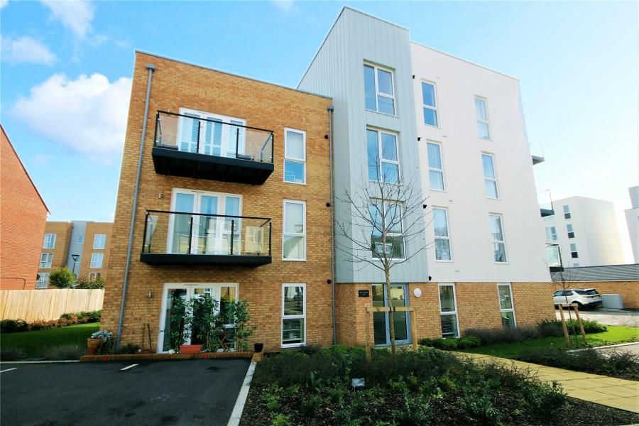 2 bed flat to rent in Addlestone, Surrey KT15, £1,700 pcm Zoopla