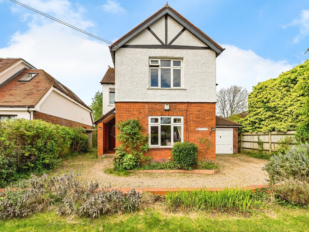 4 bed detached house for sale in Lincoln Hatch Lane, Burnham, Slough