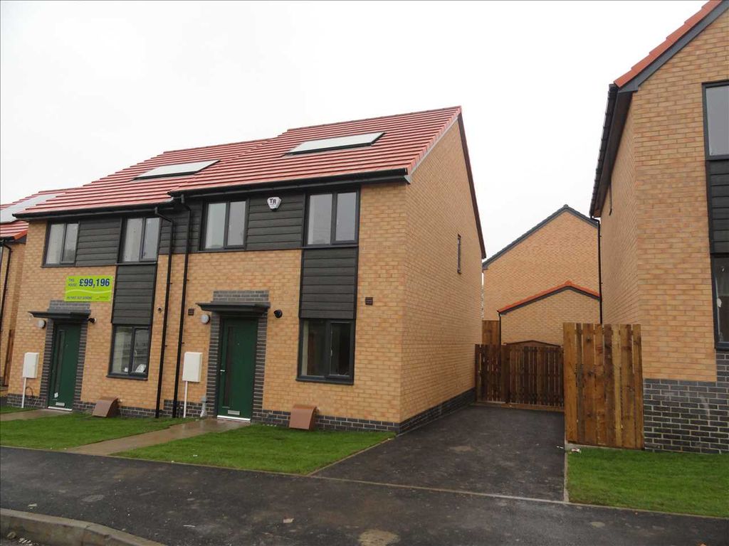 3 bed semidetached house to rent in Moulton Place, Blakelaw, Newcastle