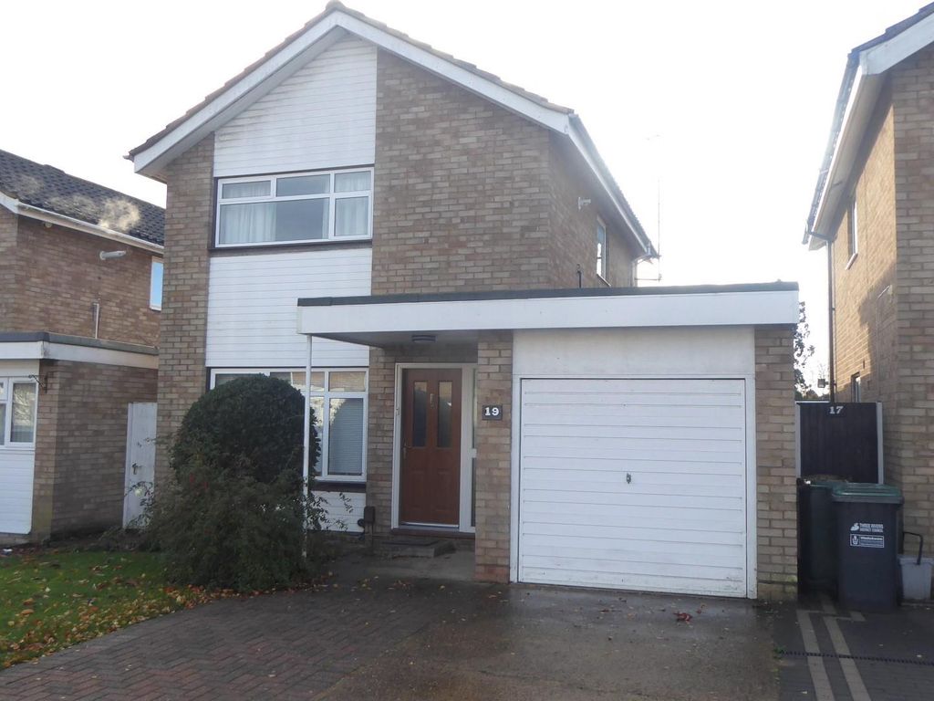 3 bed detached house to rent in Leigh Rodd, Carpenders Park, Watford