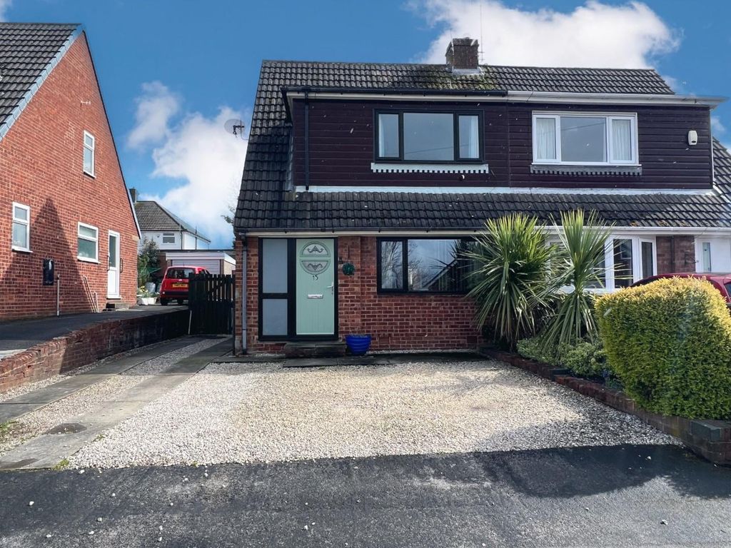 3 bed semidetached house for sale in Richmond Close, Walton