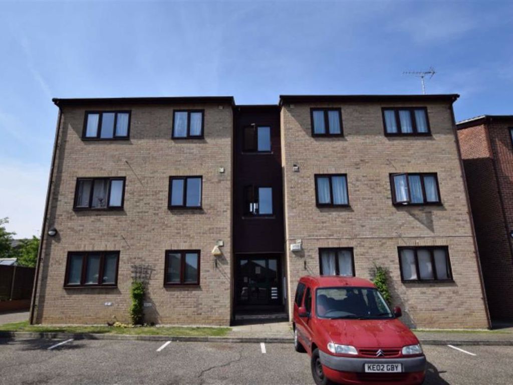 2 bed flat to rent in Chestnut Court, Basildon, Essex SS16 Zoopla