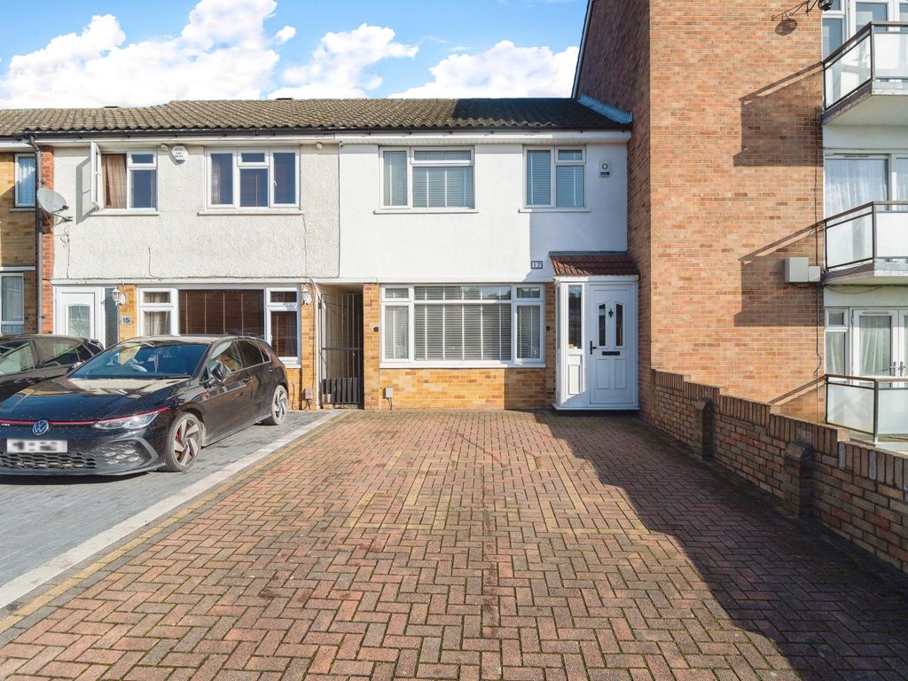 3 bed end terrace house for sale in Vernon Road, Romford RM5, £400,000