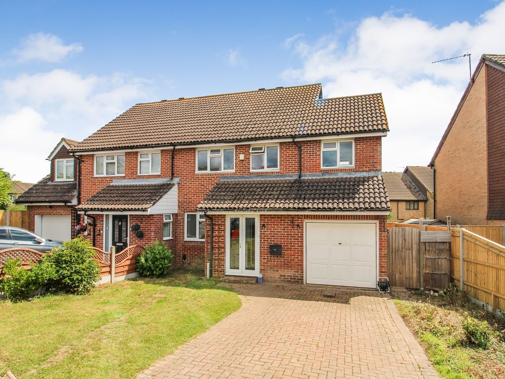 3 bed semidetached house for sale in Capsey Road, Ifield, Crawley