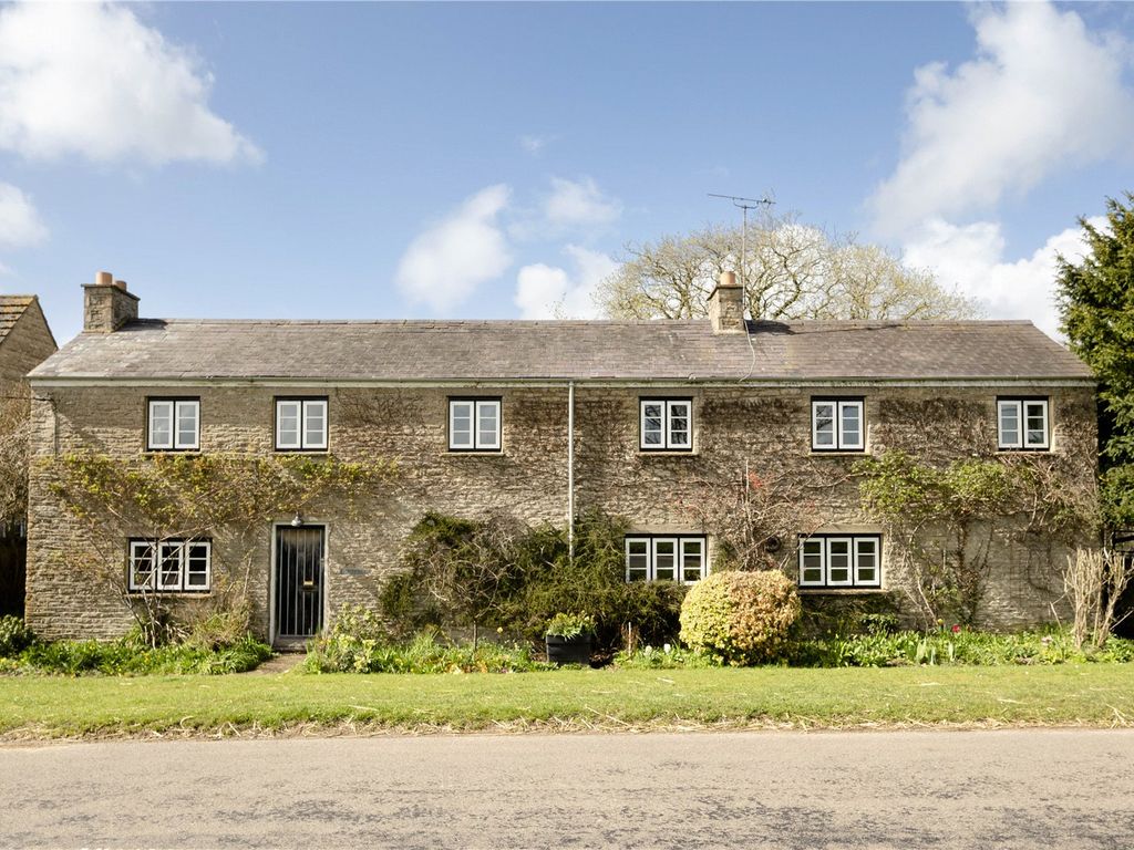 3 bed detached house for sale in Farthinghoe Road, Charlton, Banbury