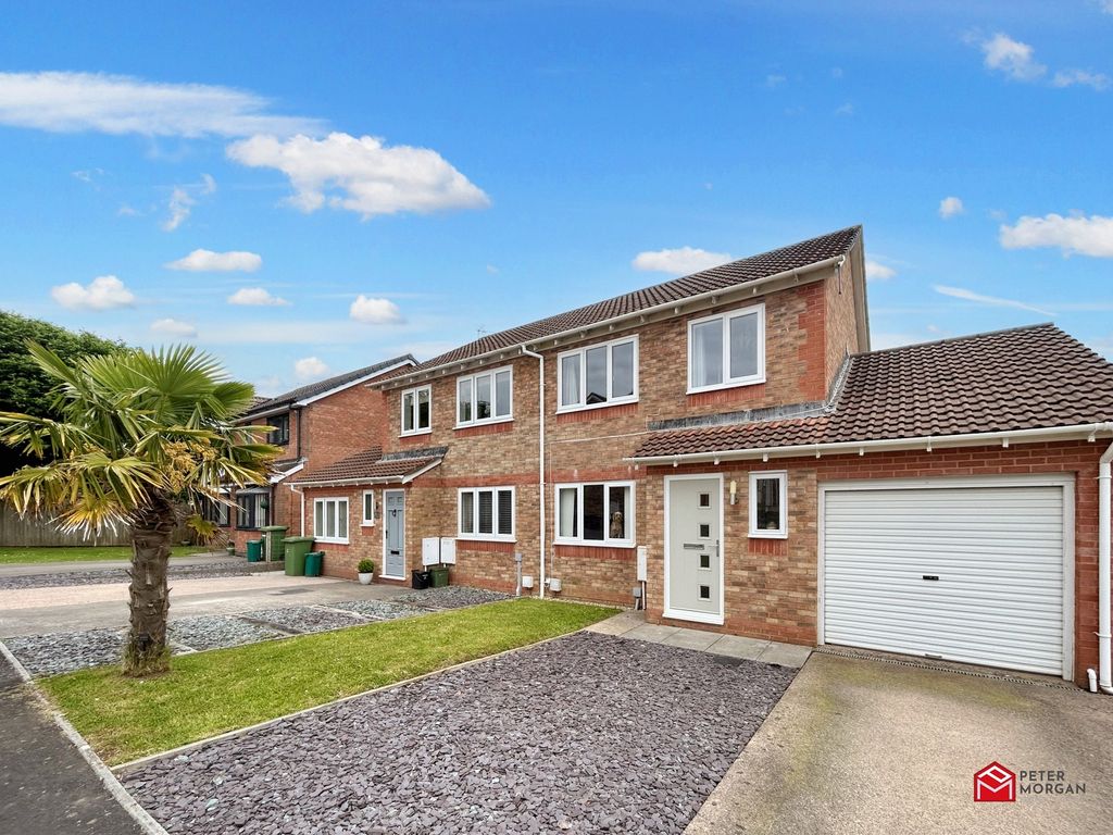 3 bed semidetached house for sale in Clos Pinwydden, Llanharry