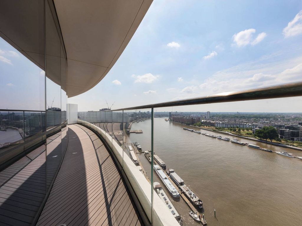 2 bed flat to rent in Lombard Wharf, Battersea, London SW11, £6,500 pcm