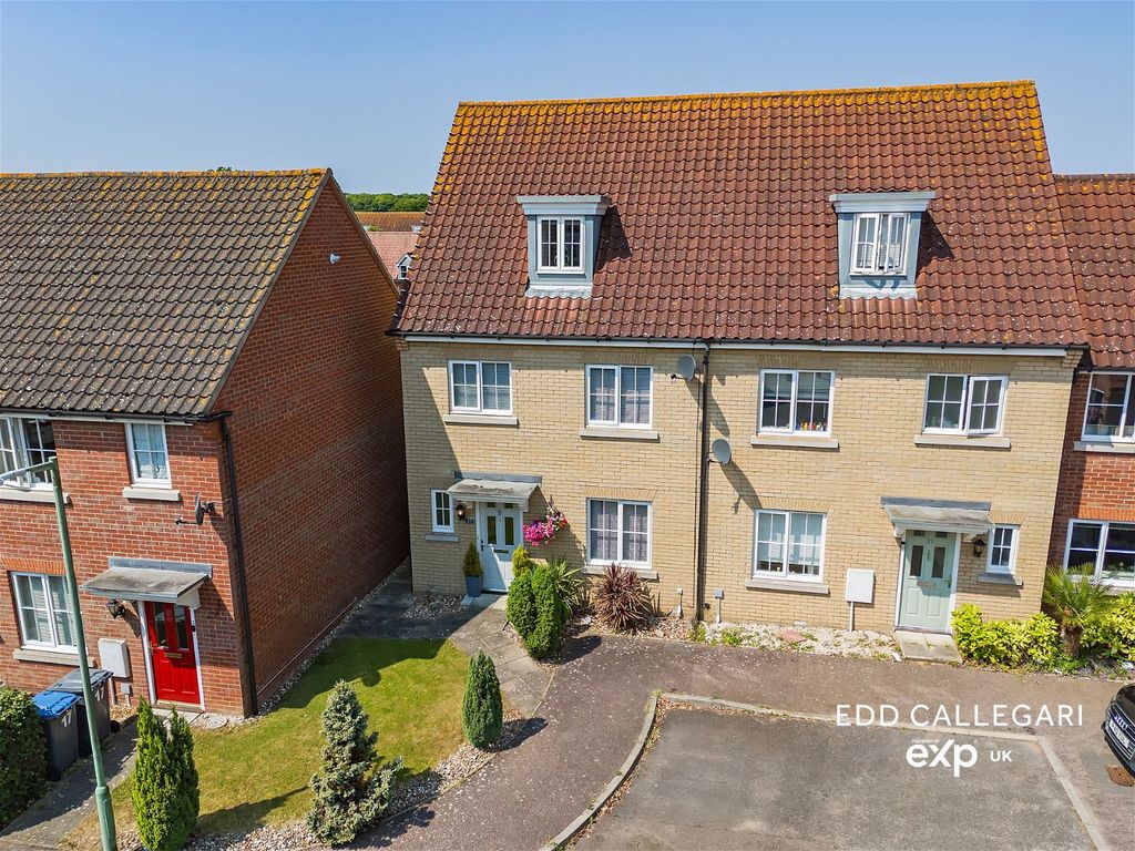 4 bed semidetached house for sale in Quantrill Terrace, Kesgrave