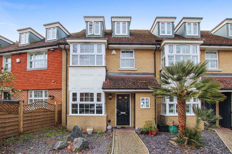 3 bed terraced house for sale in Abbey Drive, Dartford DA2, £500,000