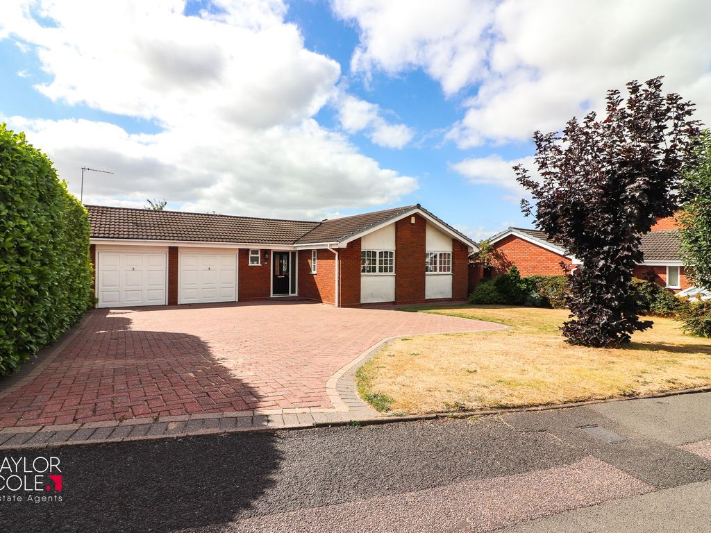 3 bed detached bungalow for sale in Blackwood Road, Two Gates, Tamworth