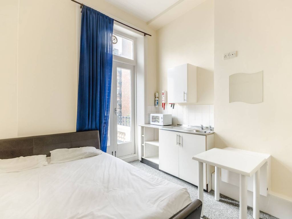 Studio to rent in Barons Court, Barons Court, London W14, £1,352 pcm