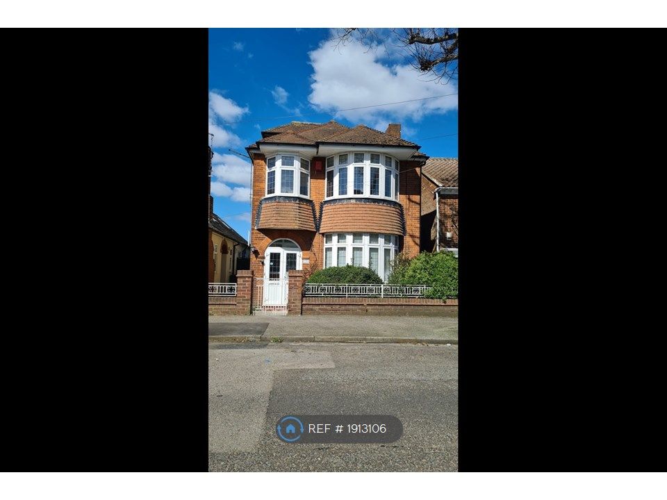 Room to rent in Third Avenue, Gillingham ME7, £800 pcm Zoopla