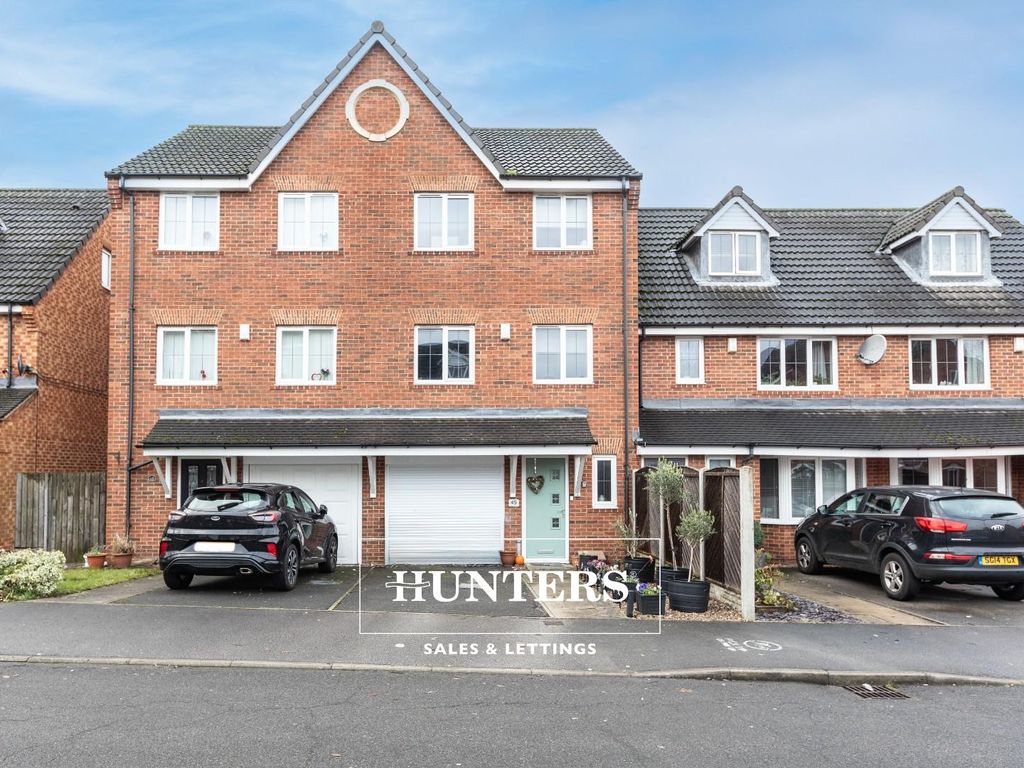 4 bed property for sale in Deans Court, Pontefract WF8, £200,000 Zoopla