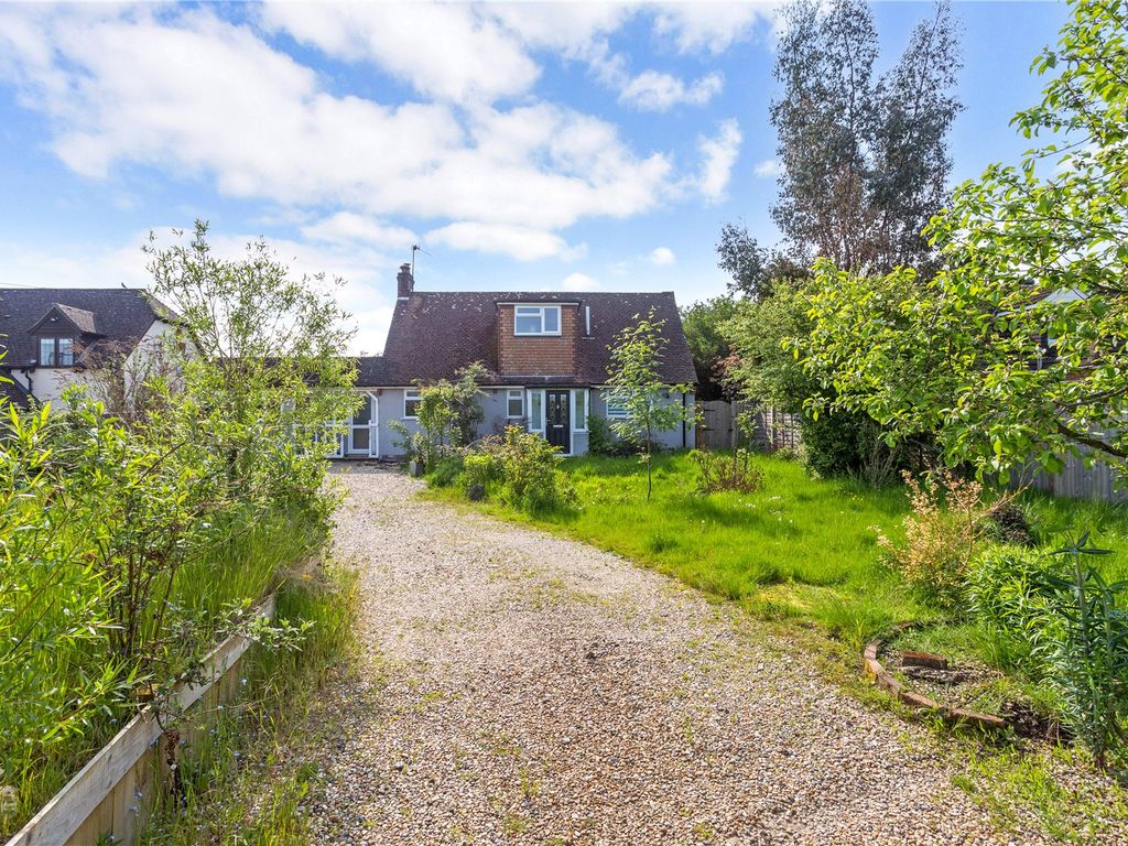 4 bed detached house for sale in Andover Road, Newbury RG20, £600,000