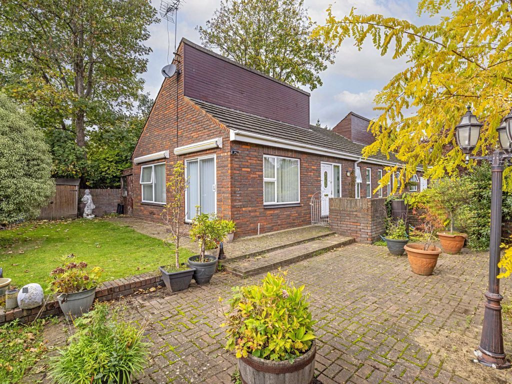 3 bed bungalow for sale in Chamberlain Way, Surbiton KT6 Zoopla