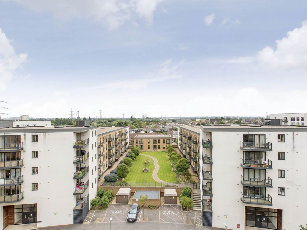 2 bed flat to rent in Reed House, Durnsford Road, Wimbledon SW19, £