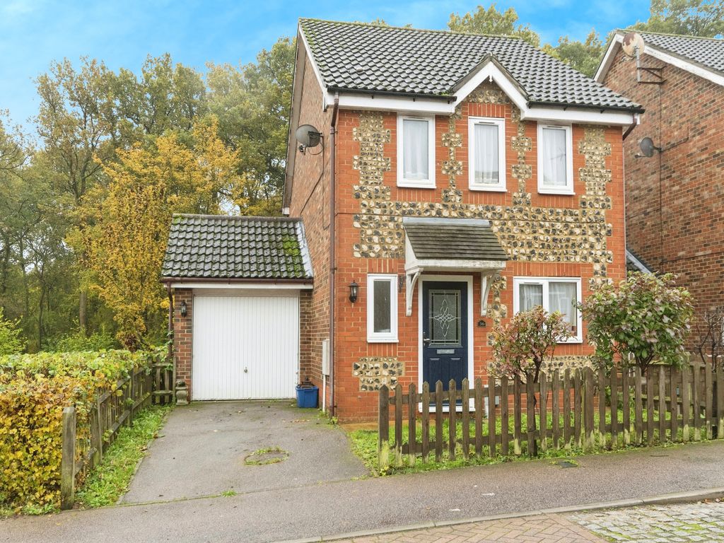 3 bed detached house for sale in Thirlmere, Stevenage, Hertfordshire SG1, £375,000 Zoopla