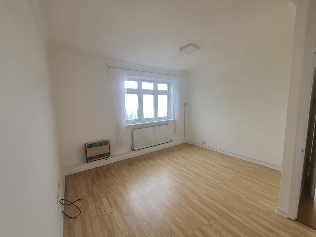 1 bed flat to rent in London Road, Romford RM6, £1,450 pcm Zoopla