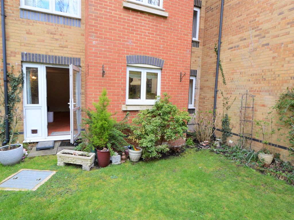 1 bed property for sale in Ground Floor Flat, Hart Dene Court, Bagshot