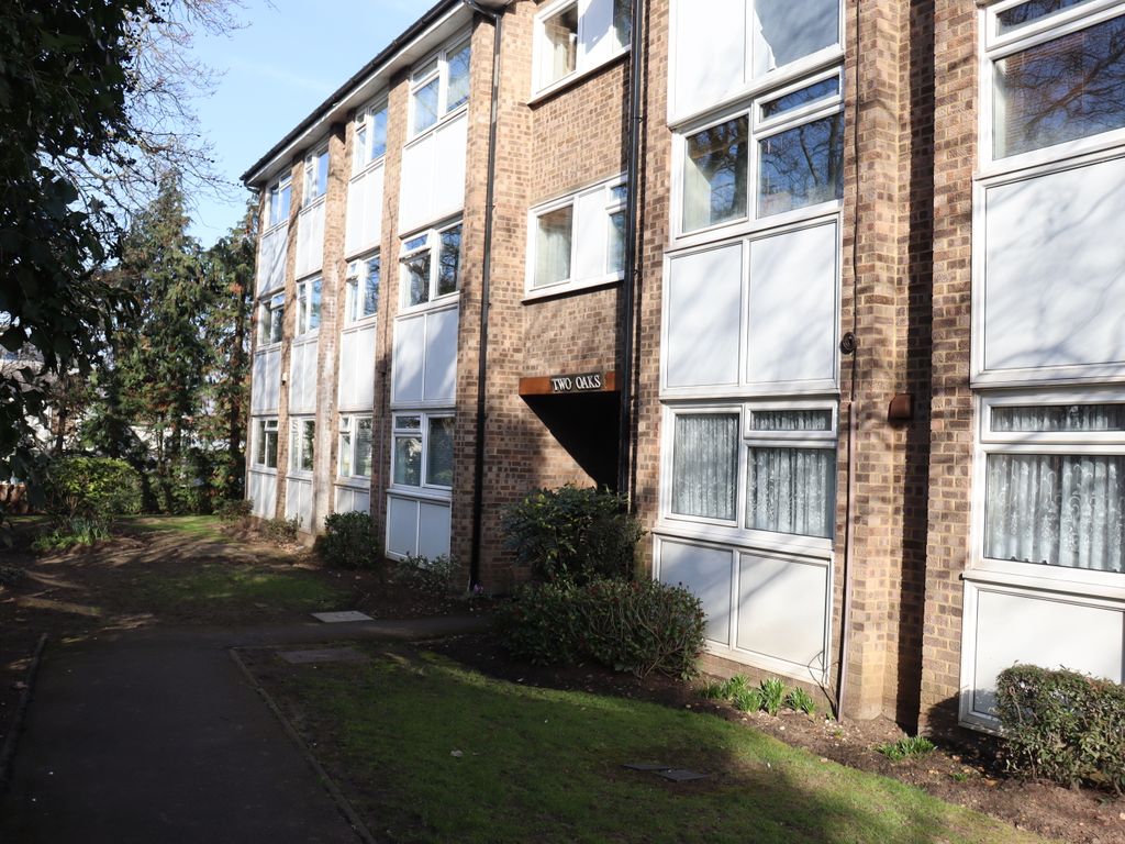 Studio to rent in Castleview Road, Weybridge KT13, £1,050 pcm Zoopla