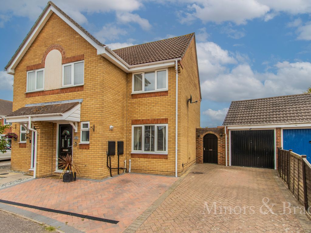 3 bed semidetached house for sale in Marigold Close, Horsford, Norwich