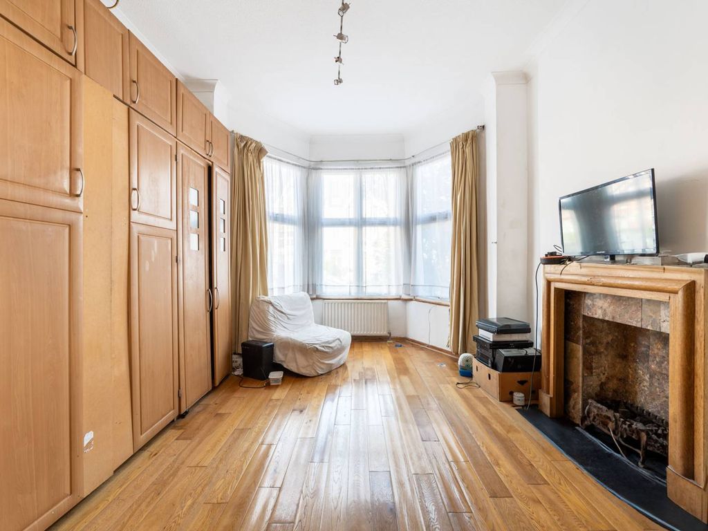 Studio to rent in Chichele Road, Willesden Green, London NW2, £1,550