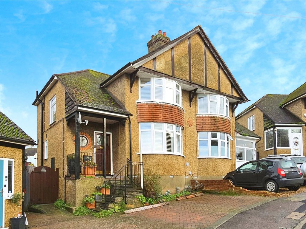 3 bed semidetached house for sale in Cedar Walk, Cornerhall, Hemel