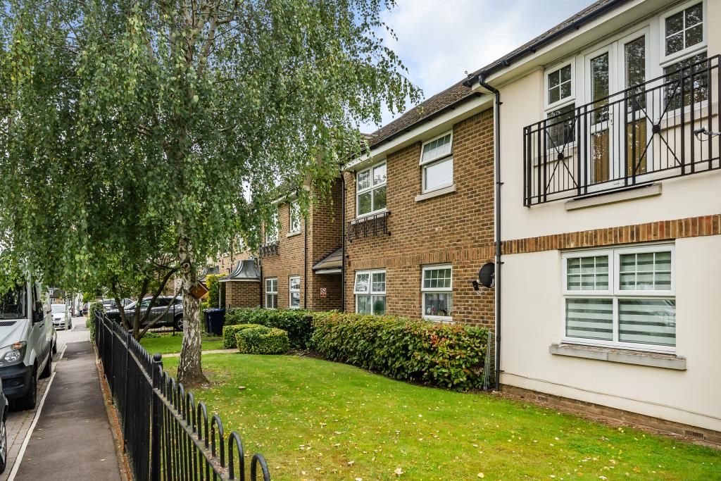 2 bed flat for sale in London EN4, £450,000 Zoopla
