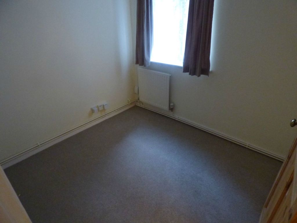2 bed to rent in Alton Court Willoughby Road, Langley SL3