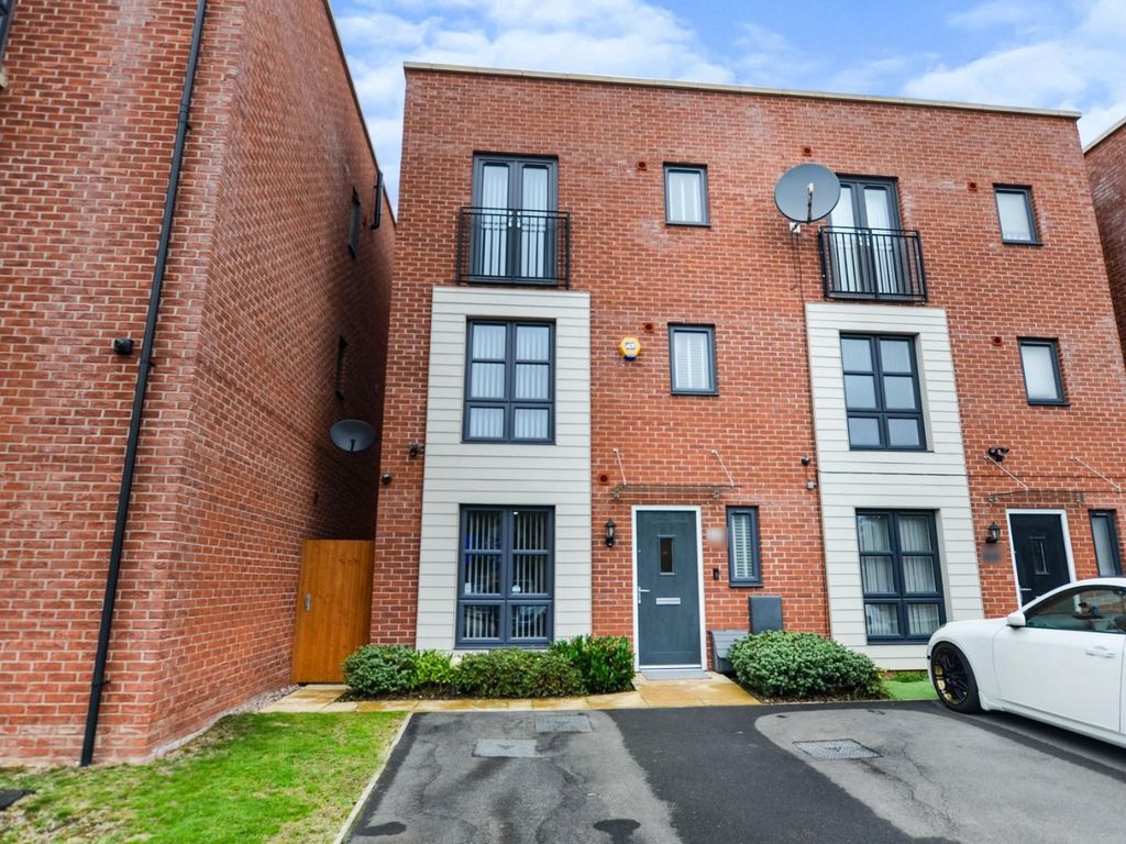 4 bed town house for sale in Hever Close, Northampton NN5 Zoopla