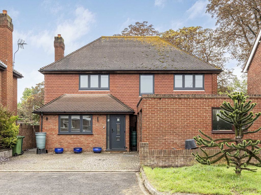 4 bed detached house to rent in Broomfield, SunburyOnThames TW16, £