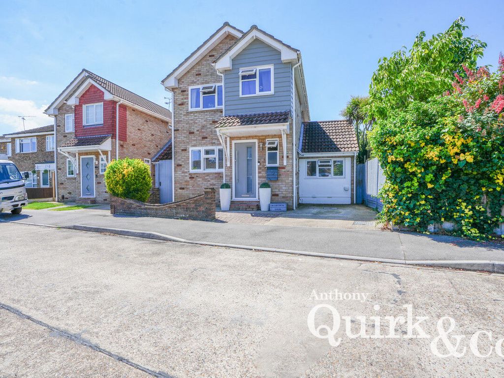 5 bed detached house for sale in Eton Close, Canvey Island SS8, £
