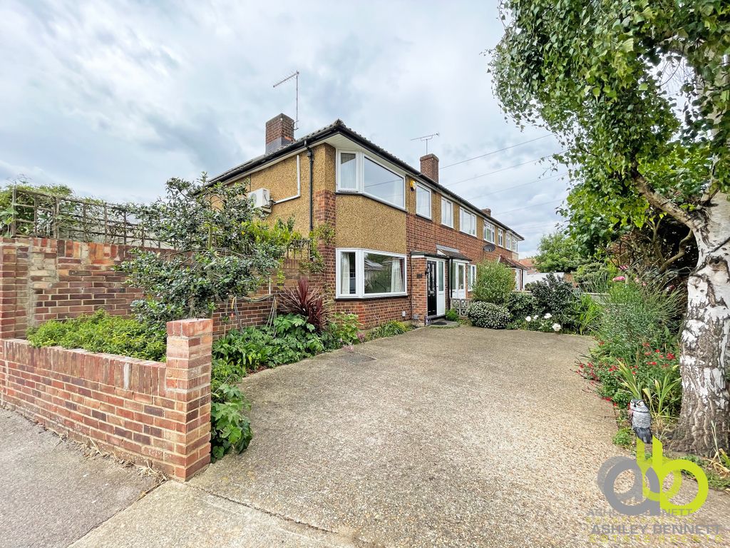 5 bed end terrace house for sale in Hanford Road, Aveley, South