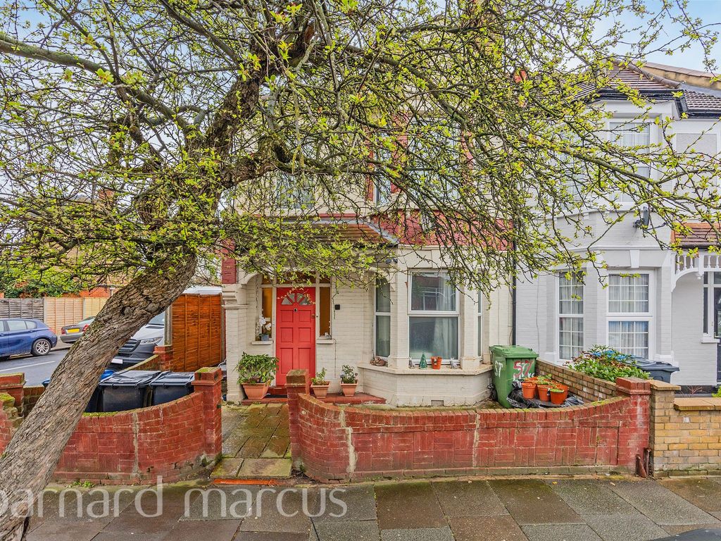 3 bed end terrace house for sale in Links Road, London SW17, £650,000