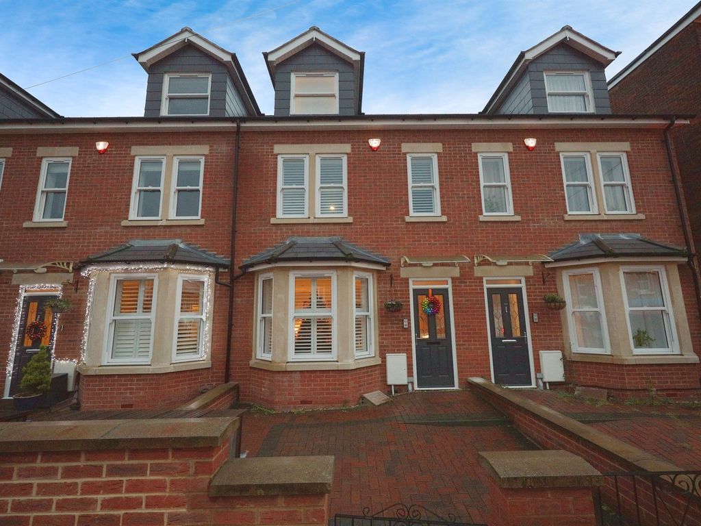4 bed terraced house for sale in Broad Street, Chesham HP5, £575,000