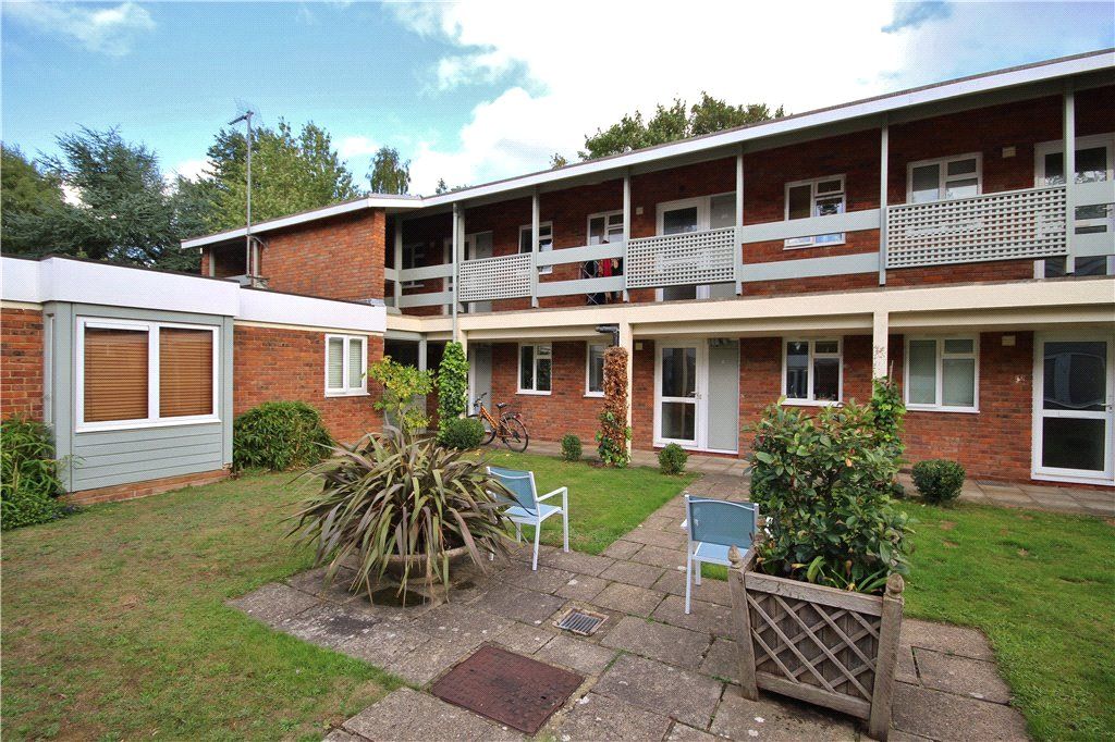 1 bed flat to rent in Cross Lanes, Guildford, Surrey GU1, £1,250 pcm