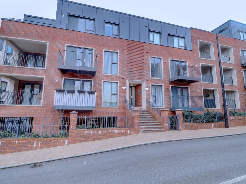 2 bed flat to rent in Suffield Hill, High Buckinghamshire HP11