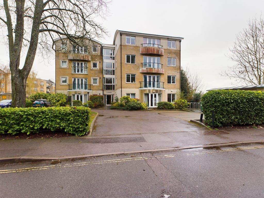 2 bed flat to rent in Russell Road, Basingstoke RG21, £1,250 pcm Zoopla