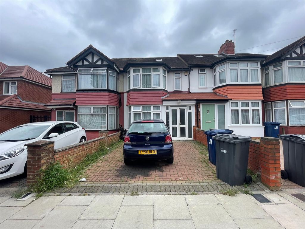 3 bed terraced house for sale in Park Avenue, Southall UB1, £519,950 Zoopla