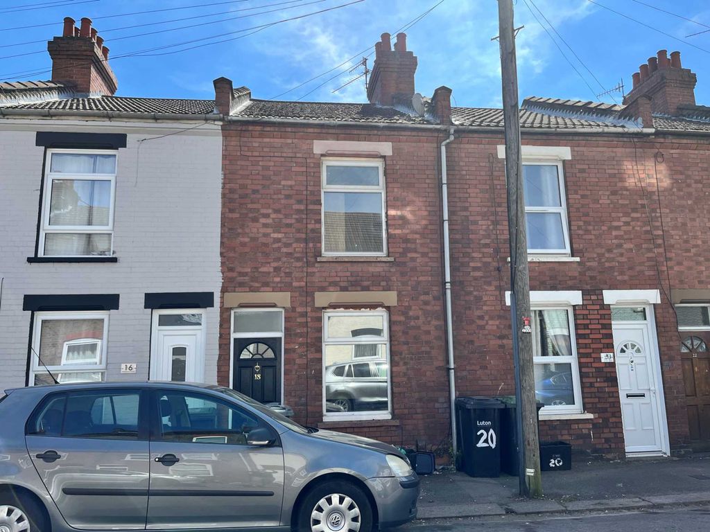 2 bed terraced house to rent in Wimborne Road, Luton LU1, £1,200 pcm