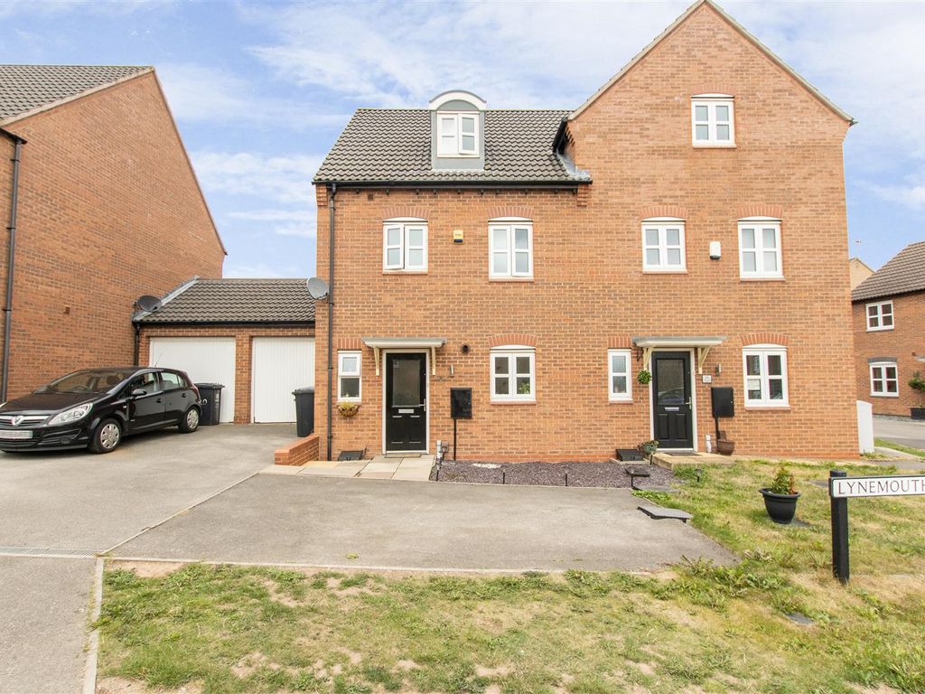 4 bed town house for sale in Lynemouth Court, Arnold, Nottingham NG5
