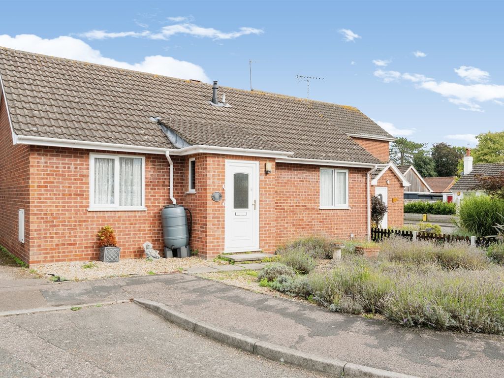2 bed detached bungalow for sale in Kenwyn Close, Holt NR25, £325,000