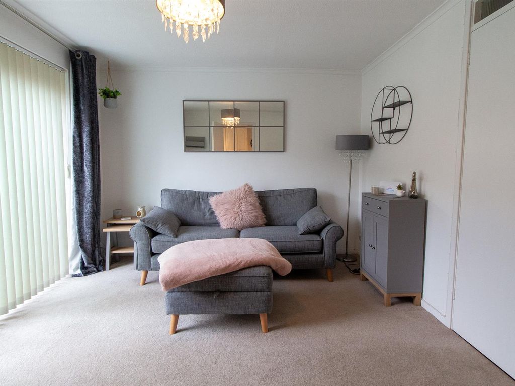 1 bed flat to rent in Gordon Close, Haywards Heath RH16, £975 pcm Zoopla