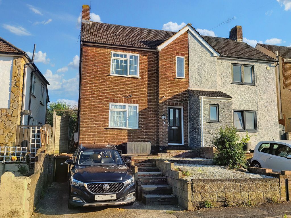 3 bed semidetached house for sale in Hawthorn Road, Strood, Rochester