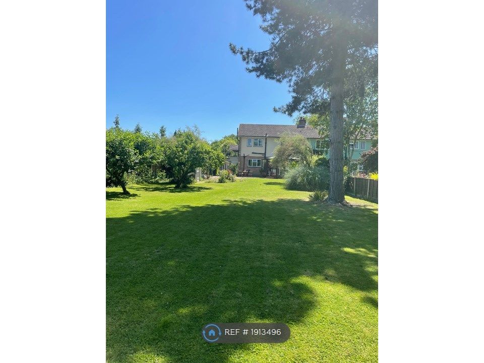 3 bed semidetached house to rent in Chapel Lane, Chigwell IG7, £2,750